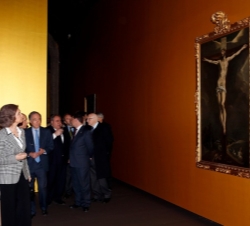 Su Majestad la Reina contempla la obra de El Greco "Cristo en la cruz".