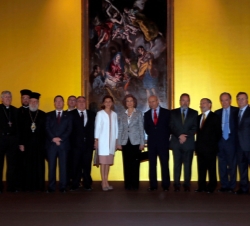 Doña Sofía y las personalidades asistentes posan delante de "Adoración de los pastores" de El Greco