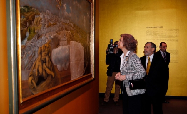 Doña Sofía contempla "Vista y plano de Toledo" de El Greco acompañada del comisario de la exposición, Fernando Marías