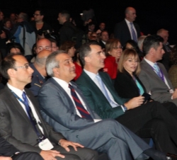 El Príncipe, junto al secretario de Estado de Telecomunicaciones y para la Sociedad de la Información y la presidenta de Microsoft España.