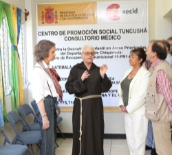 Doña Sofía a su llegada al Centro de Recuperación Nutricional y Atención a Discapacitados, junto al fundador, Fray Rafael Pozo
