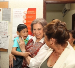 Doña Sofía durante su recorrido por el Centro de Recuperación Nutricional y Atención a Discapacitados