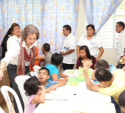 Doña Sofía durante su recorrido por el Centro de Recuperación Nutricional y Atención a Discapacitados