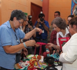 Su Majestad la Reina durante su recorrido por las instalaciones de la Cooperativa
