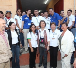 Doña Sofía junto a los trabajadores de la Cooperativa Agrícola Chortijol