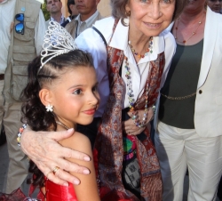 Doña Sofía junto a una niña en su visita a la Cooperativa Agrícola Chortijol