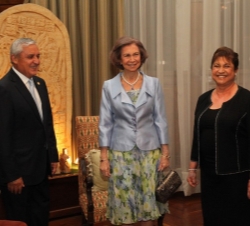 Doña Sofía junto al Presidente de la República de Guatemala, Otto Pérez Molina, y su esposa, Rosa Leal