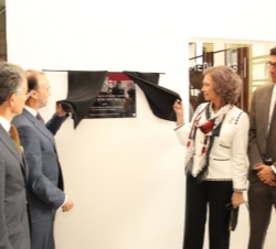 Su Majestad la Reina descubre una placa conmemorativa de su visita al Centro Cultural de España en Guatemala.