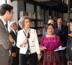La Reina visita la biblioteca del Centro Cultural de España en Guatemala.