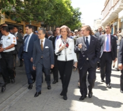 La Reina, durante su recorrido por las calles de Guatemala desde el Centro Cultural de España hasta el Palacio Nacional.