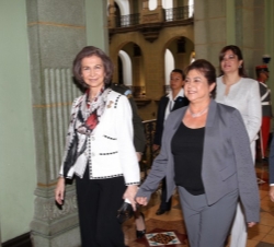 Doña Sofía, con la Primera Dama de Guatemala, Rosa Leal, en el Palacio Nacional.