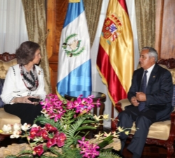 Encuentro de Su Majestad la Reina con el Presidente Otto Pérez Molina en el Palacio Nacional.