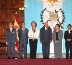 Fotografía de grupo de las autoridades asistentes a la ceremonia de imposición de la Condecoración de la Orden Nacional del Patrimonio Cultural, conce