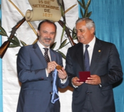 El Presidente de Guatemala entrega la Condecoración de la Orden Nacional del Patrimonio Cultural, concedida a la AECID, al secretario de Estado de Coo