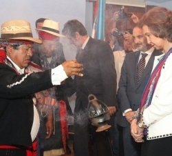 Doña Sofía durante el ritual de agradecimiento, con incienso, antes de la Clausura del Seminario "Conmemoración 25 años AECID"
