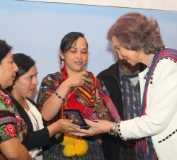 La Reina recibe unos obsequios en agradecimiento por su apoyo a las mujeres indígenas