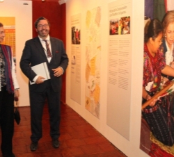 Su Majestad la Reina en la exposición de los 25 años de la Cooperación Española