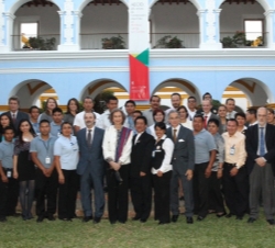 Fotografía de grupo de Doña Sofía con los asistentes a la clausura del Seminario "Conmemoración 25 años AECID. Política de Cooperación con los Pu