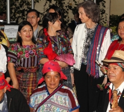 Su Majestad la Reina conversa con unas indígenas tras la clausura del Seminario "Conmemoración 25 años AECID. Política de Cooperación con los Pue