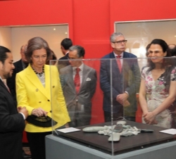 Doña Sofía, durante su visita al Museo de Arqueología y Etnología.