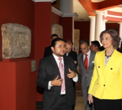 Doña Sofía, durante su recorrido por el Museo de Arqueología y Etnología.