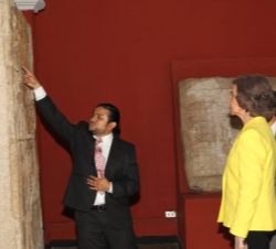 Doña Sofía atiende a las explicaciones durante su visita al Museo de Arqueología y Etnología.