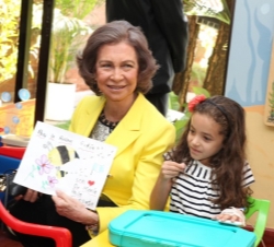 Su Majestad la Reina con una niña, durante su visita al Sanatorio Nuestra Señora del Pilar.