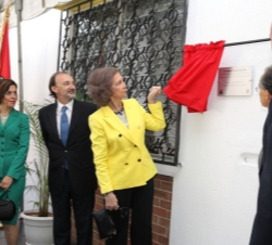 La Reina descubre una placa conmemorativa en el Sanatorio Nuestra Señora del Pilar.