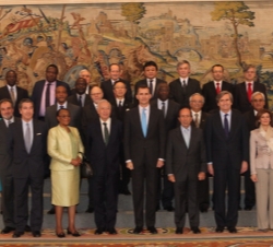 Don Felipe, con los embajadores ante Naciones Unidas asistentes al seminario "Ciberseguridad: respuestas globales a un desafío global" y la 