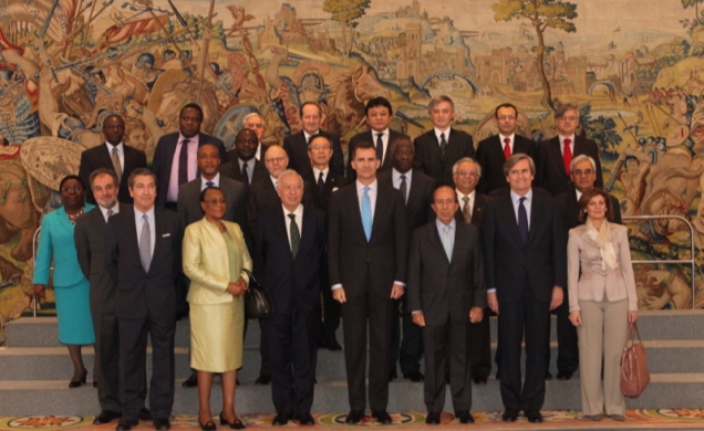 Don Felipe, con los embajadores ante Naciones Unidas asistentes al seminario "Ciberseguridad: respuestas globales a un desafío global" y la delegación