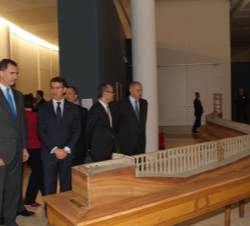 Su Alteza Real el Príncipe de Asturias observa una maqueta de un acueducto durante su recorrido por la exposición 