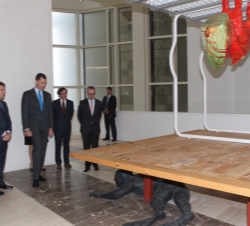 Su Alteza Real el Príncipe de Asturias observa una escultura durante su recorrido por la exposición