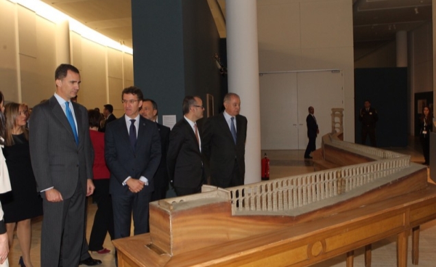 Su Alteza Real el Príncipe de Asturias observa una maqueta de un acueducto durante su recorrido por la exposición 