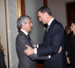 Don Felipe transmite sus condolencias a Adolfo Suárez Illana, hijo del fallecido expresidente del Gobierno