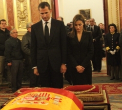 Los Príncipes de Asturias ante el feretro del expresidente del Gobierno, Adolfo Suárez González
