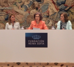 Doña Sofía, con la secretaria de Estado de Servicios Sociales e Igualdad, Susana Camarero, y la secretaria de Estado de Investigación, Desarrollo e In