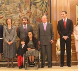 Los Reyes, los Príncipes de Asturias y la Infanta Doña Elena, junto a la deportista Teresa Perales y sus familiares