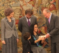 Don Juan Carlos entrega el diploma de la Gran Cruz de la Orden del Mérito Deportivo a Teresa Perales Fernández