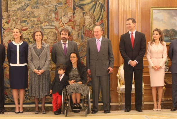 Los Reyes, los Príncipes de Asturias y la Infanta Doña Elena, junto a la deportista Teresa Perales y sus familiares
