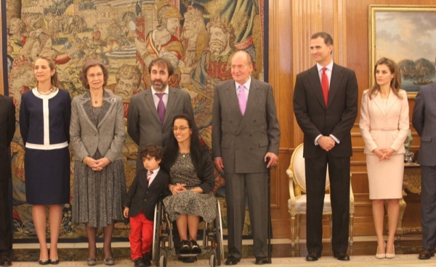 Los Reyes, los Príncipes de Asturias y la Infanta Doña Elena, junto a la deportista Teresa Perales y sus familiares