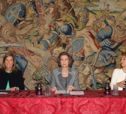 Su Majestad la Reina, con la ministra de Sanidad, Servicios Sociales e Igualdad, Ana Mato, y la secretaria de Estado de Servicios Sociales e Igualdad 