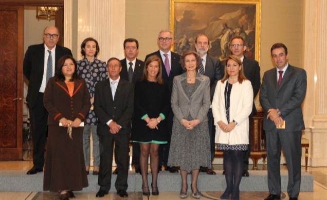 La Reina, la ministra de Sanidad, Servicios Sociales e Igualdad, Ana Mato, y la secretaria de Estado de Servicios Sociales e Igualdad y secretaria gen