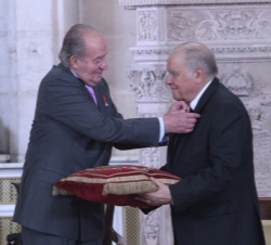 Su Majestad el Rey impone la insignia de la Orden del Toisón de Oro a Enrique Iglesias.    