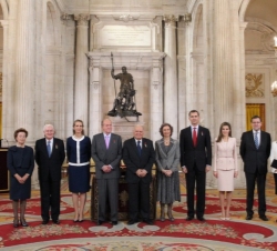 Los Reyes, los Príncipes de Asturias, la Infanta Doña Elena, el presidente del Gobierno, Mariano Rajoy, y su esposa, y Víctor García de la Concha y su