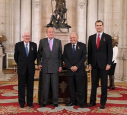 Su Majestad el Rey, Jefe y Soberano de la Insigne Orden del Toisón de Oro, con Su Alteza Real el Príncipe de Asturias, Víctor García de la Concha y En