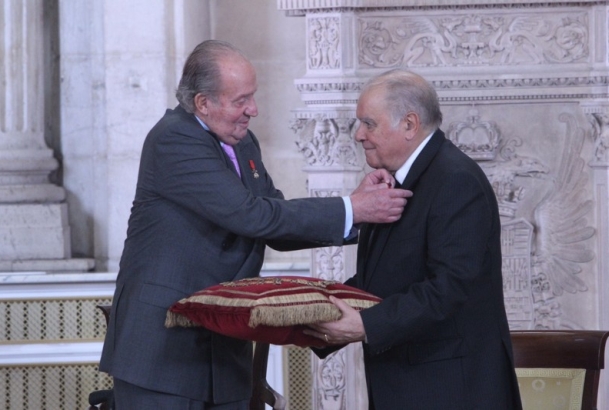 Su Majestad el Rey impone la insignia de la Orden del Toisón de Oro a Enrique Iglesias.    