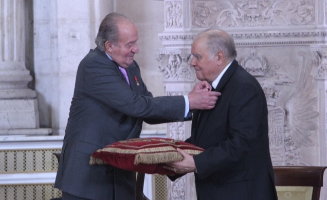 Su Majestad el Rey impone la insignia de la Orden del Toisón de Oro a Enrique Iglesias.    