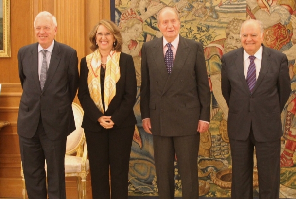 Su Majestad el Rey junto a la secretaria general Iberoamericana, Rebeca Grynspan, y su predecesor en el cargo, Enrique Iglesias, y el ministro de Asun