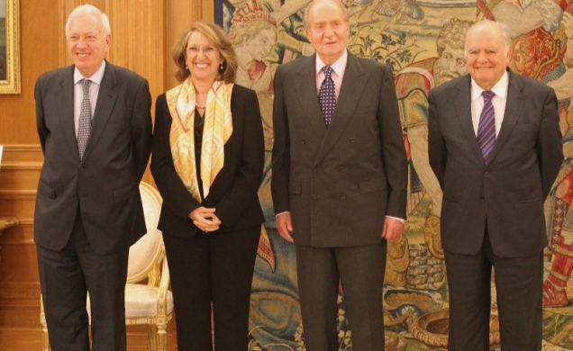 Su Majestad el Rey junto a la secretaria general Iberoamericana, Rebeca Grynspan, y su predecesor en el cargo, Enrique Iglesias, y el ministro de Asun