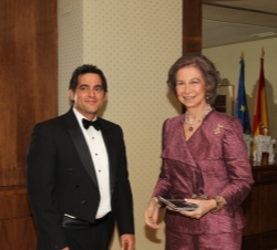 Doña Sofía acompañada por el compositor y pianista, Malek Jandali